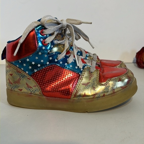 Wonder Woman Girls High Tops Size 1 - Picture 1 of 9